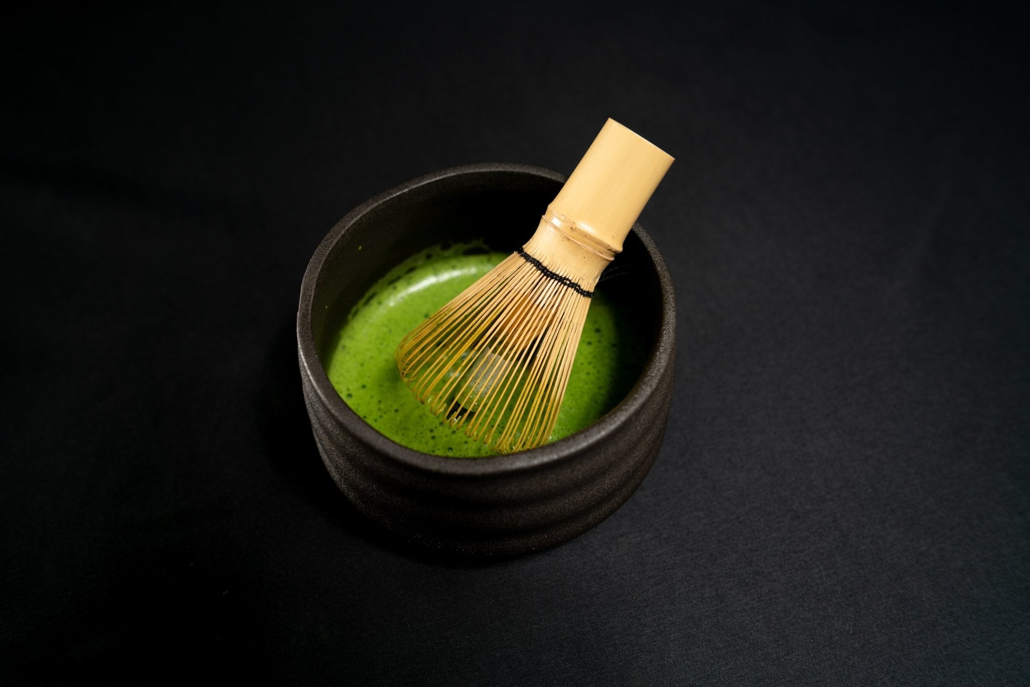 Thé matcha mousse de qualité bio avec un chasen dans le bol chawan