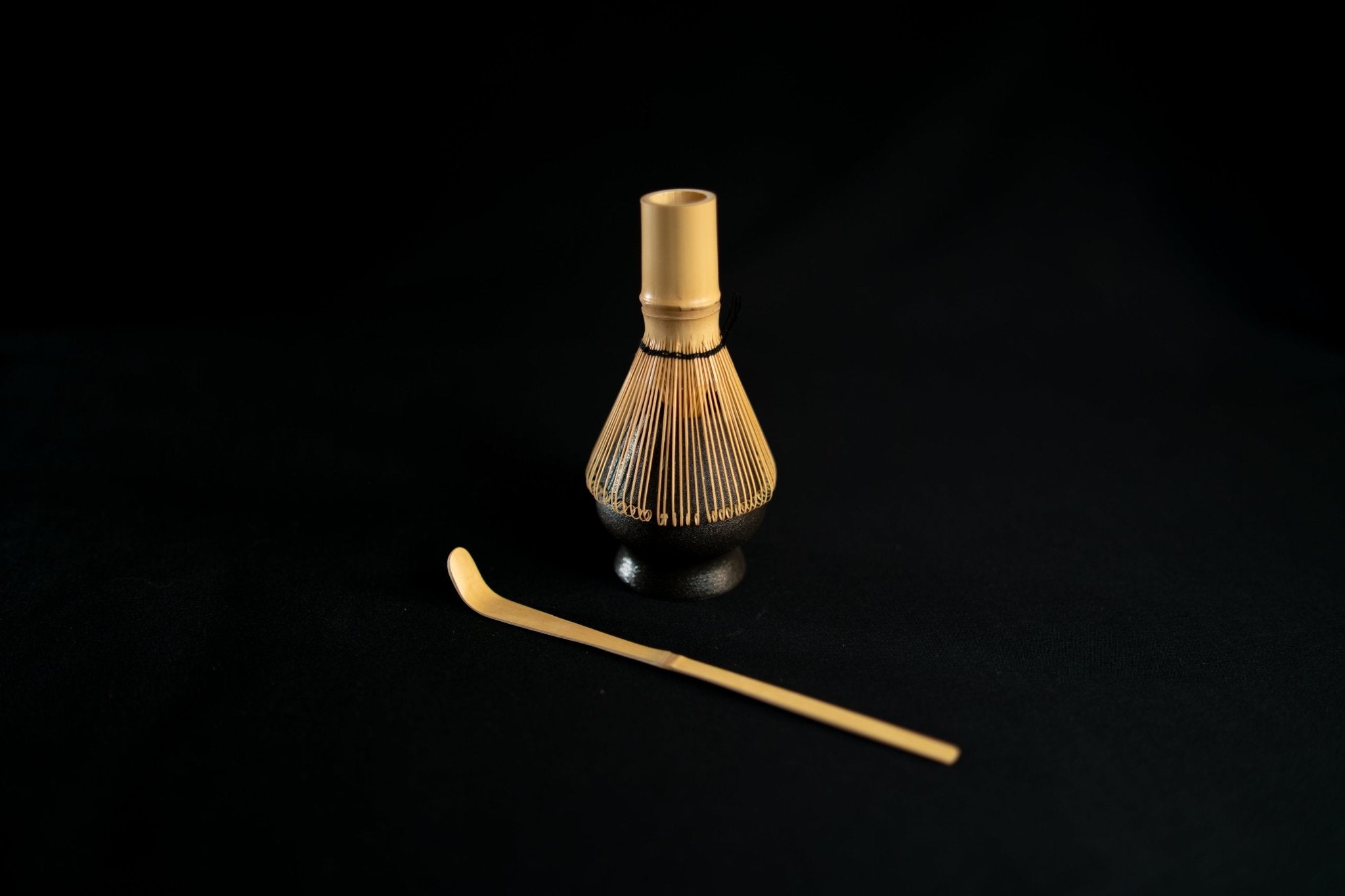 Accessoire cérémonie du thé matcha: 
 fouet chasen et spatule en bambou avec matcha bio japonais