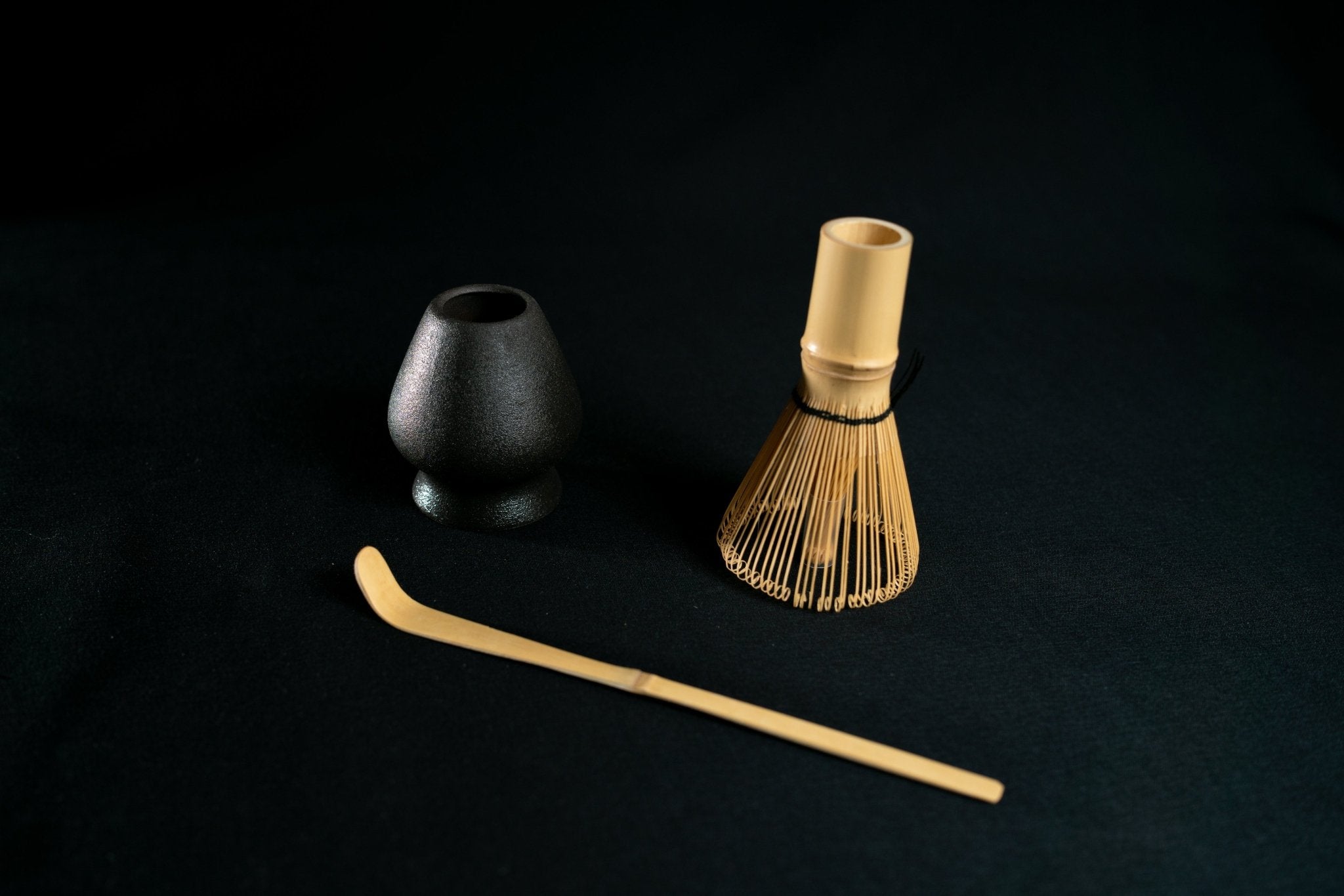 Accessoire cérémonie du thé matcha: 
 fouet chasen et spatule en bambou avec matcha bio japonais
