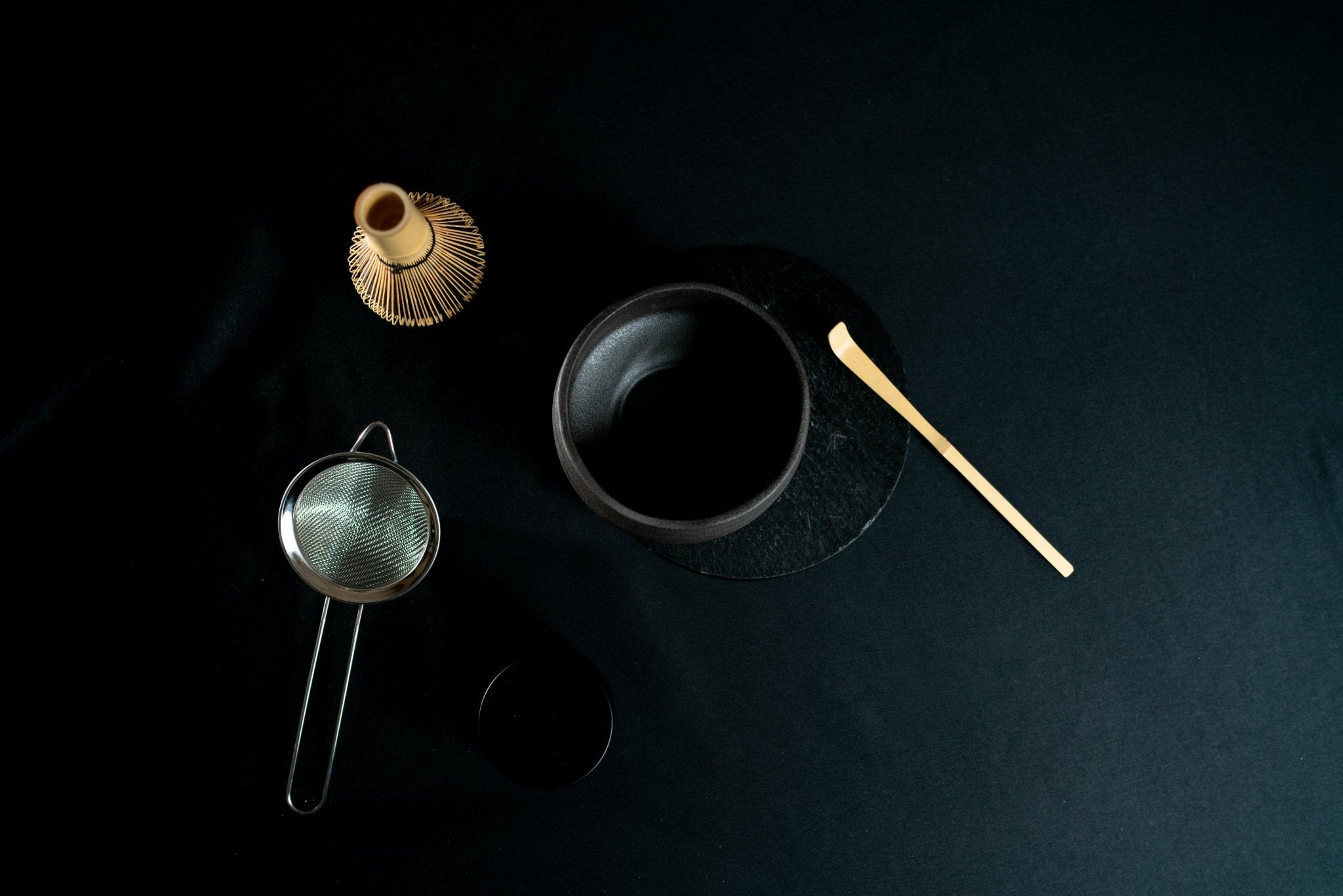 Accessoire cérémonie du thé matcha: 
 fouet chasen, bol chawan, et spatule en bambou avec matcha bio japonais