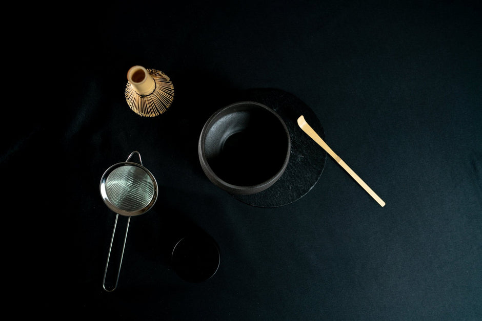 Accessoire cérémonie du thé matcha:
fouet chasen, bol chawan, et spatule en bambou avec matcha bio japonais