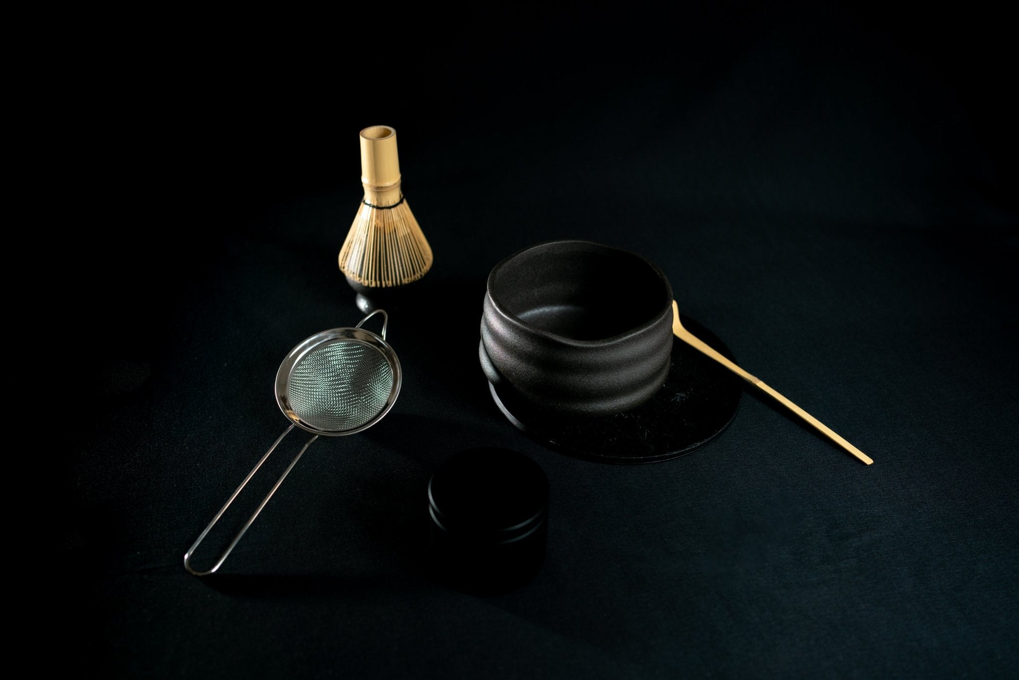 Accessoire cérémonie du thé matcha: 
 fouet chasen, bol chawan, et spatule en bambou avec matcha bio japonais