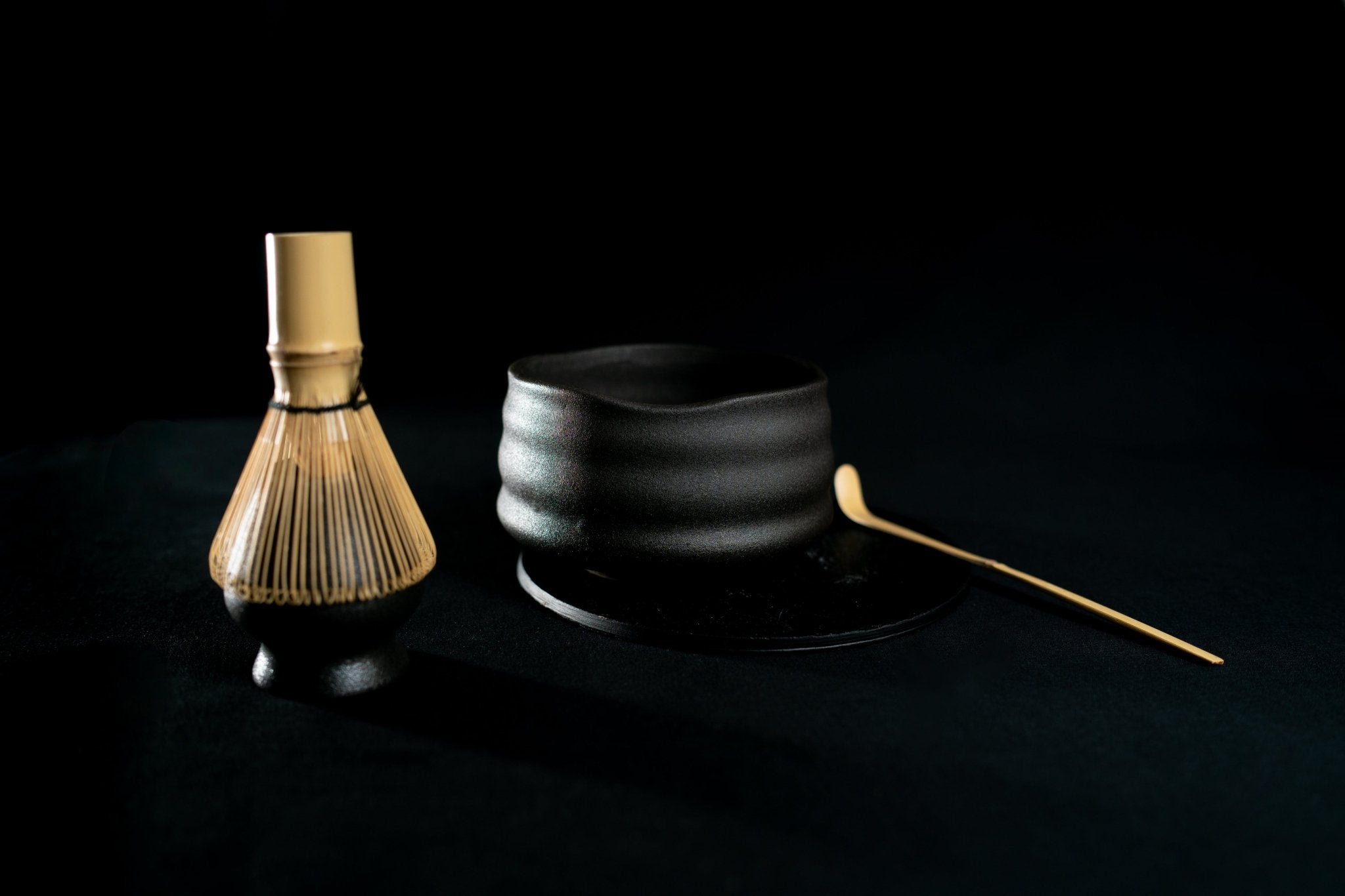 Accessoire cérémonie du thé matcha: 
 fouet chasen, bol chawan, et spatule en bambou avec matcha bio japonais