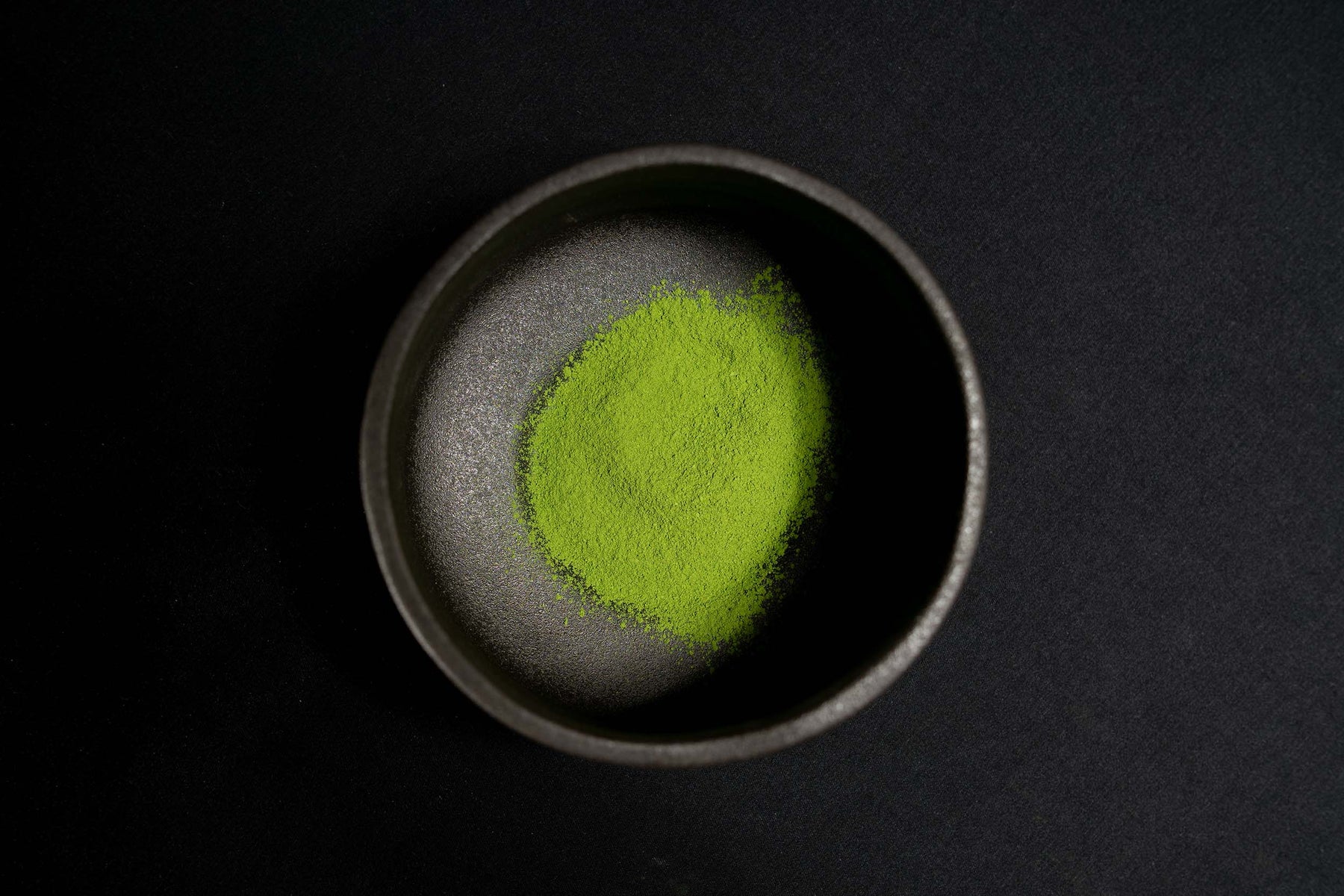 Bol chawan contenant de la poudre de thé matcha cérémonie bio vert émeraude