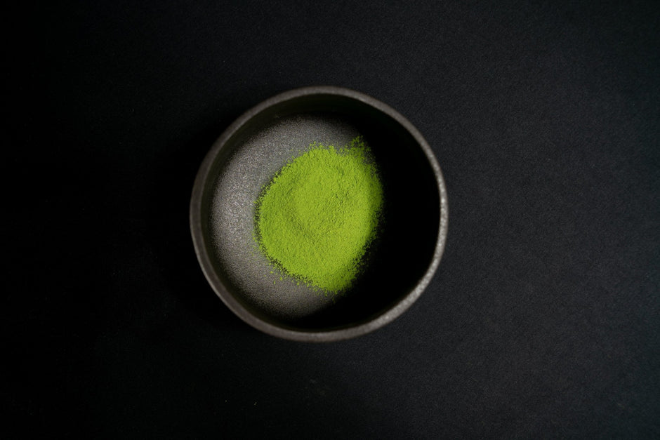 Thé matcha bio de cérémonie cueilli à la main au japon vert émeraude