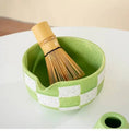 Charger l'image dans la visionneuse de la galerie, Bol Matcha Rose Damier – Bol Céramique et Support Fouet - Oshi Matcha