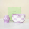 Charger l'image dans la visionneuse de la galerie, Bol Matcha Rose Damier – Bol Céramique et Support Fouet - Oshi Matcha