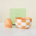 Charger l'image dans la visionneuse de la galerie, Bol Matcha Rose Damier – Bol Céramique et Support Fouet - Oshi Matcha