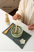 Charger l'image dans la visionneuse de la galerie, Kit Matcha Floral Vert – Bol Matcha Céramique et Fouet Matcha pour THÉ MATCHA - Oshi Matcha