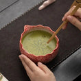 Charger l'image dans la visionneuse de la galerie, Kit Matcha Rouge Japonais – Bol Matcha Texturé et Fouet Matcha pour THÉ MATCHA - Oshi Matcha