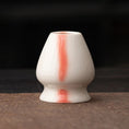 Charger l'image dans la visionneuse de la galerie, The Matcha – Support Fouet Matcha en Céramique (Porte Chasen) - Oshi Matcha