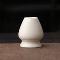 Charger l'image dans la visionneuse de la galerie, The Matcha – Support Fouet Matcha en Céramique (Porte Chasen) - Oshi Matcha