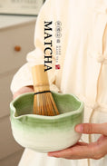 Charger l'image dans la visionneuse de la galerie, Kit Matcha Floral Vert – Bol Matcha Céramique et Fouet Matcha pour THÉ MATCHA
