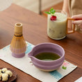 Charger l'image dans la visionneuse de la galerie, Kit Matcha Floral Violet – Bol Matcha Céramique et Fouet Matcha pour THÉ MATCHA
