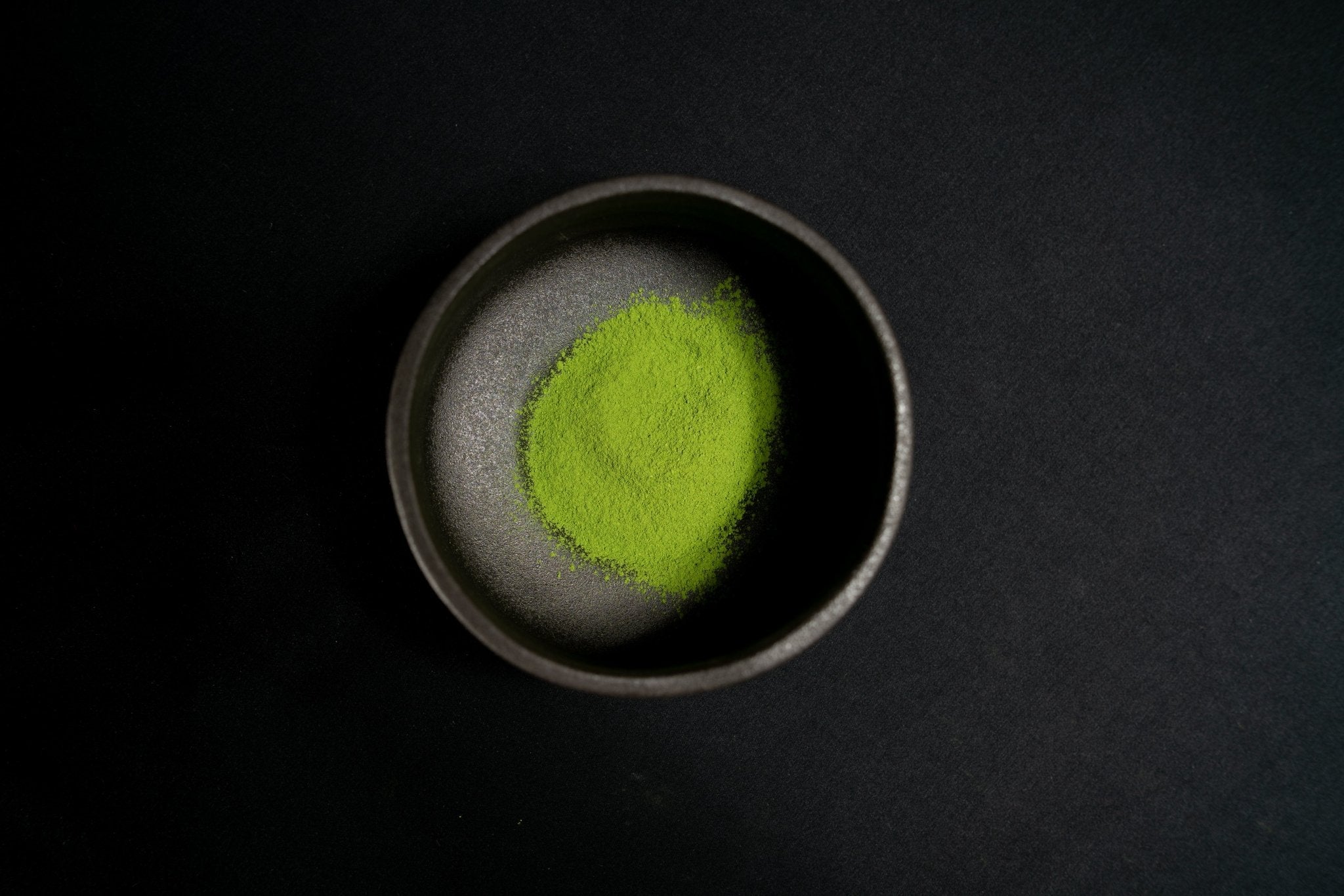 Thé matcha bio de cérémonie cueilli à la main au japon vert émeraude