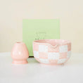 Charger l'image dans la visionneuse de la galerie, Bol Matcha Rose Damier – Bol Céramique et Support Fouet - Oshi Matcha

