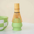 Charger l'image dans la visionneuse de la galerie, Bol Matcha Rose Damier – Bol Céramique et Support Fouet - Oshi Matcha

