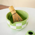 Charger l'image dans la visionneuse de la galerie, Bol Matcha Rose Damier – Bol Céramique et Support Fouet - Oshi Matcha
