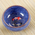 Charger l'image dans la visionneuse de la galerie, Bol Matcha – The Matcha – Bleu Profond Motif Poisson Koi - Oshi Matcha
