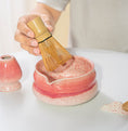 Charger l'image dans la visionneuse de la galerie, Coffret Matcha Corail – Rituel Japonais avec Fouet Bambou - Oshi Matcha
