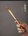 Charger l'image dans la visionneuse de la galerie, Coffret Matcha Floral Bleu – Rituel Japonais avec Fouet Bambou - Oshi Matcha
