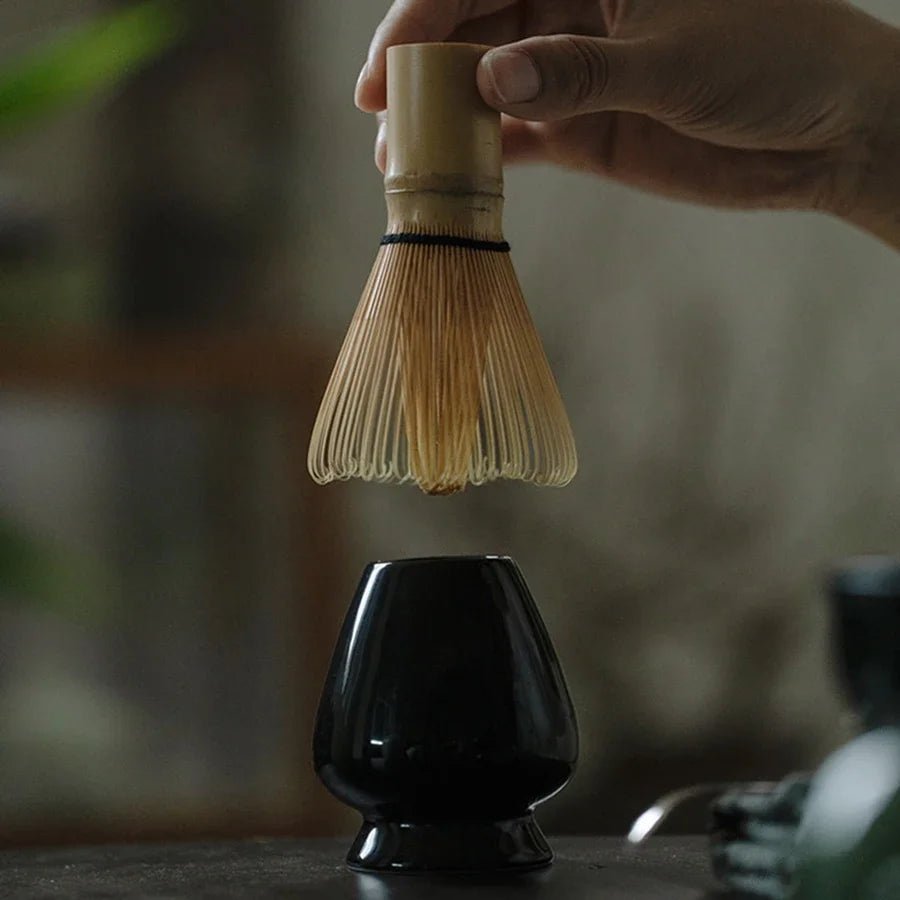 Fouet Matcha – The Matcha – Bleu avec Support et Étui (Chasen) - Oshi Matcha