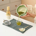 Charger l'image dans la visionneuse de la galerie, Kit Matcha Floral Vert – Bol Matcha Céramique et Fouet Matcha pour THÉ MATCHA - Oshi Matcha
