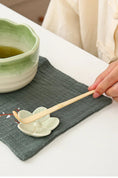 Charger l'image dans la visionneuse de la galerie, Kit Matcha Floral Vert – Bol Matcha Céramique et Fouet Matcha pour THÉ MATCHA - Oshi Matcha
