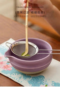 Charger l'image dans la visionneuse de la galerie, Kit Matcha Floral Violet – Bol Matcha Céramique et Fouet Matcha pour THÉ MATCHA - Oshi Matcha
