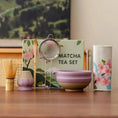 Charger l'image dans la visionneuse de la galerie, Kit Matcha Floral Violet – Bol Matcha Céramique et Fouet Matcha pour THÉ MATCHA - Oshi Matcha
