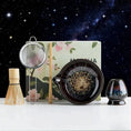 Charger l'image dans la visionneuse de la galerie, Kit Matcha Nuit Étoilée – Bol Matcha Noir et Fouet Matcha pour THÉ MATCHA - Oshi Matcha
