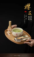 Charger l'image dans la visionneuse de la galerie, Kit Matcha Sakura – Bol Matcha Fleuri et Fouet Matcha pour THÉ MATCHA - Oshi Matcha
