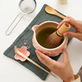 Charger l'image dans la visionneuse de la galerie, Kit Matcha Sakura – Set Matcha Cérémonie pour THÉ MATCHA - Oshi Matcha
