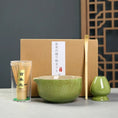 Charger l'image dans la visionneuse de la galerie, Kit Matcha – The Matcha – Céramique Verte avec Bol et Chasen - Oshi Matcha
