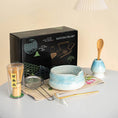 Charger l'image dans la visionneuse de la galerie, Kit Matcha – The Matcha – Sable Naturel avec Coffret Cadeau et Accessoires - Oshi Matcha
