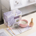 Charger l'image dans la visionneuse de la galerie, Kit Matcha – The Matcha – Sakura Rose avec Bol Verseur et Fouet Bambou - Oshi Matcha
