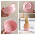 Charger l'image dans la visionneuse de la galerie, Kit Matcha – The Matcha – Sakura Rose avec Bol Verseur et Fouet Bambou - Oshi Matcha
