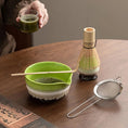 Charger l'image dans la visionneuse de la galerie, Kit Matcha – The Matcha – Vert Naturel avec Bol, Plateau et Fouet Bambou - Oshi Matcha
