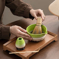 Charger l'image dans la visionneuse de la galerie, Kit Matcha – The Matcha – Vert Naturel avec Bol, Plateau et Fouet Bambou - Oshi Matcha
