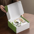 Charger l'image dans la visionneuse de la galerie, Kit Matcha – The Matcha – Vert Naturel avec Bol, Plateau et Fouet Bambou - Oshi Matcha

