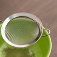 Charger l'image dans la visionneuse de la galerie, Kit Matcha – The Matcha – Vert Naturel avec Bol, Plateau et Fouet Bambou - Oshi Matcha
