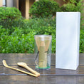 Charger l'image dans la visionneuse de la galerie, Kit Matcha – The Matcha – Vert Naturel avec Bol, Plateau et Fouet Bambou - Oshi Matcha
