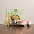 Charger l'image dans la visionneuse de la galerie, Kit Matcha – The Matcha – Vert Naturel avec Bol, Plateau et Fouet Bambou - Oshi Matcha
