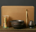 Charger l'image dans la visionneuse de la galerie, Rituel Matcha Marron – Set Céramique avec Fouet Bambou - Oshi Matcha
