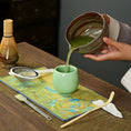 Charger l'image dans la visionneuse de la galerie, Rituel Matcha Marron – Set Céramique avec Fouet Bambou - Oshi Matcha
