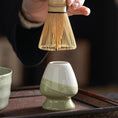 Charger l'image dans la visionneuse de la galerie, The Matcha – Support Fouet Matcha en Céramique (Porte Chasen) - Oshi Matcha
