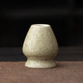 Charger l'image dans la visionneuse de la galerie, The Matcha – Support Fouet Matcha en Céramique (Porte Chasen) - Oshi Matcha
